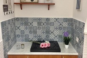 Frigorifero, forno, piano cottura, macchina per tè/caffè