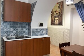 Geladeira, fogão, cooktop, cafeteira/chaleira