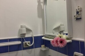 Chuveiro, secador de cabelo, bidê, toalhas de banho