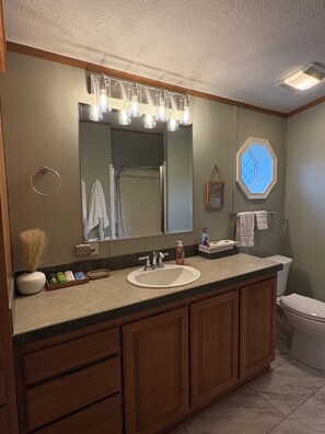 Shower, towels, soap, toilet paper - Enjoy a peaceful and tranquil country setting (Richfield Springs)