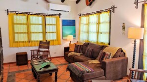 Smart TV, libri, impianto stereo