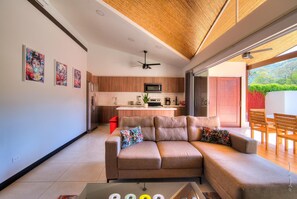 Smart-TV, Tischtennisplatte, Stereoanlage