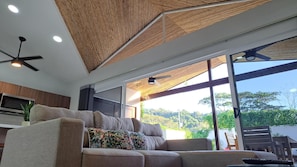 Smart-TV, Tischtennisplatte, Stereoanlage