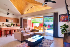 Smart-tv, een tafeltennistafel en een stereo