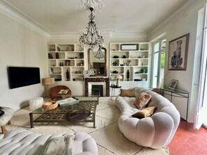 Televisión, libros, estéreo y impresora