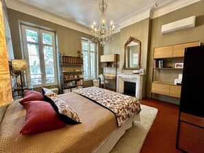 3 slaapkamers, een bureau, een strijkplank/strijkijzer, reisbedje