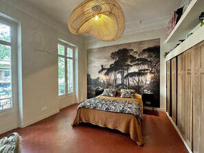 3 habitaciones, escritorio y tabla de planchar con plancha