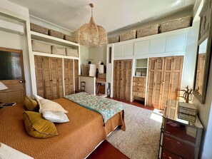 3 habitaciones, escritorio y tabla de planchar con plancha 