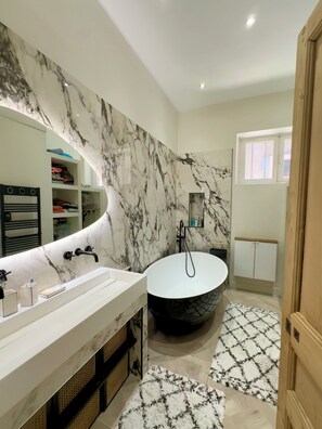 Regadera, secadora de cabello, toallas, jabón 