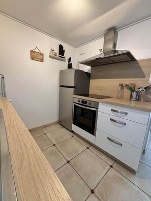 Kühlschrank, Mikrowelle, Ofen, Geschirrspüler