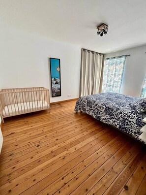 3 slaapkamers, een strijkplank/strijkijzer, gratis wifi, beddengoed