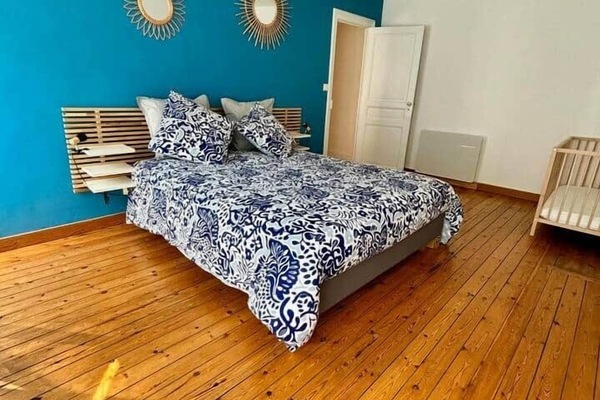 Lit de 160X200 avec 4 oreillers.