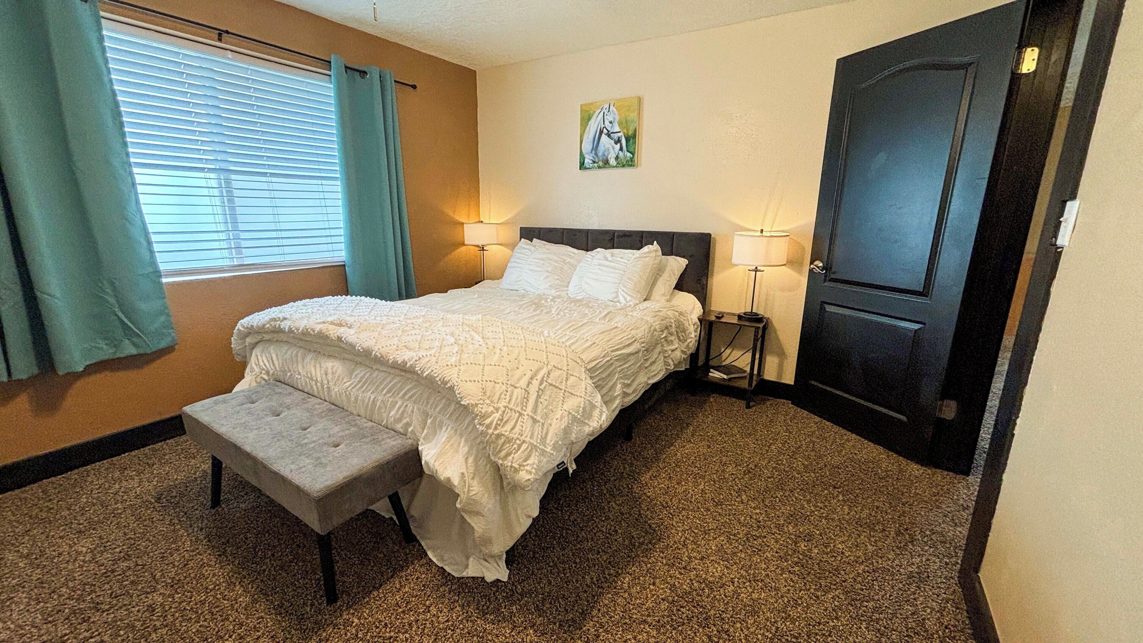 1 slaapkamer, een bureau, een strijkplank/strijkijzer, reisbedje