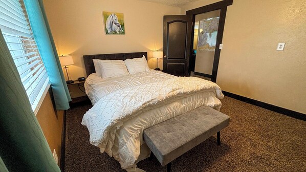 1 chambre, bureau, fer et planche à repasser, lit parapluie