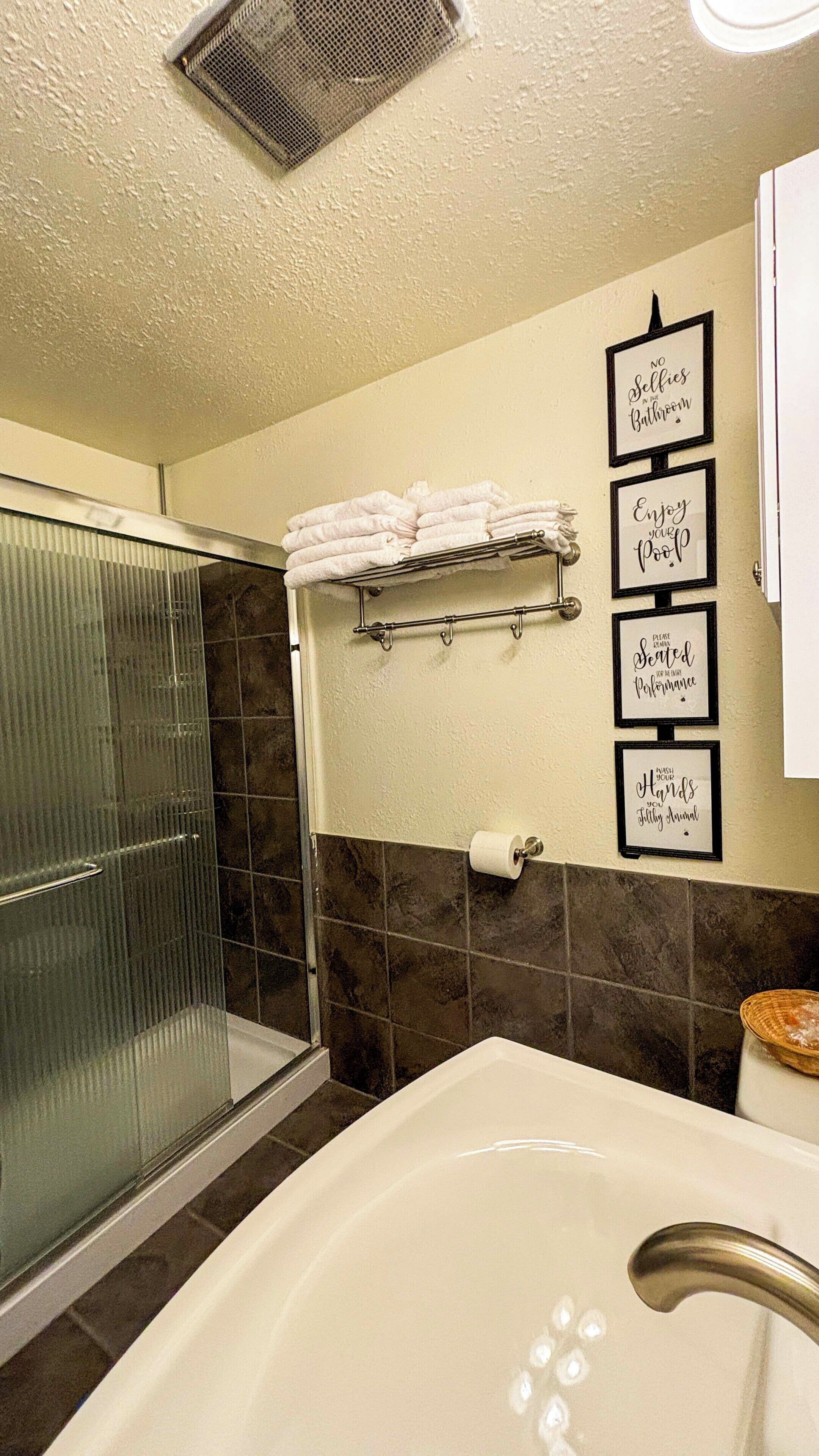 Een douche, een haardroger, handdoeken, zeep