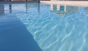 Ein klares Schwimmbecken mit sichtbaren Wellen auf der Oberfläche.