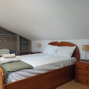 2 bedrooms, desk, iron/ironing board, WiFi