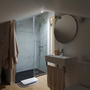 Shower, hair dryer, towels, soap - Maria's House (Câmara de Lobos)