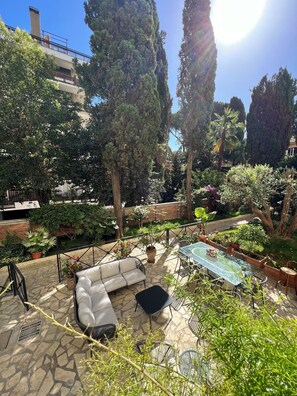 تناول الطعام بالخارج