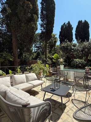 تناول الطعام بالخارج