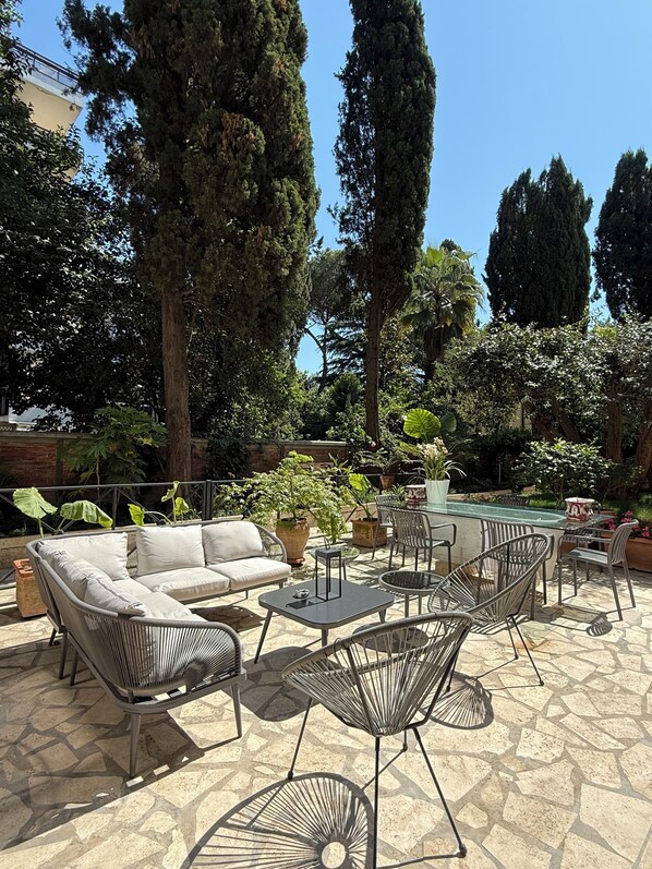 تناول الطعام بالخارج