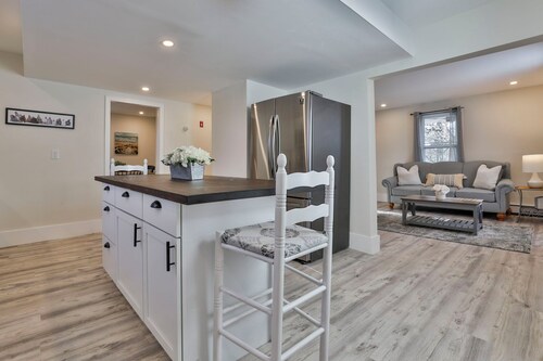 Walk to Tuscan Village | Modern 4bd Farmhouse