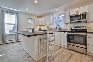 Een koelkast, een microgolfoven, een oven, een kookplaat