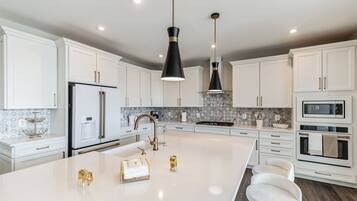 Microwave, oven, dishwasher, coffee/tea maker