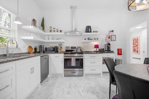 Frigorifero, microonde, forno, piano cottura