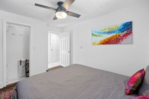 2 bedrooms, desk, iron/ironing board, WiFi - Vineyard Cottage-Pet Friendly & Walk to Oaklawn! (Hot Springs National Park)