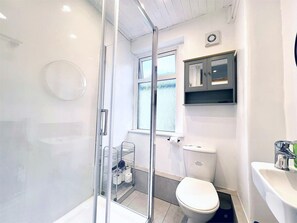 Dusche, Haartrockner, Handtücher, Seife