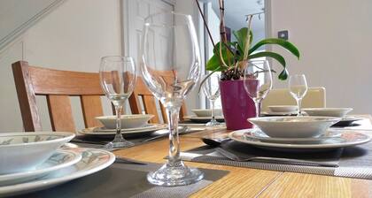 Free Parking/WIFI 3 bed house, Sleep 6 with 2showers, near Uni and Town centre!