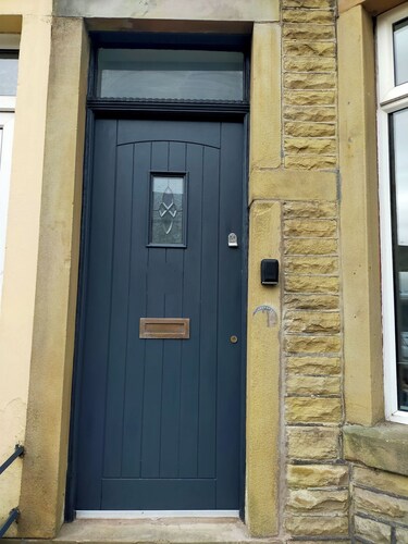 Free Parking/WIFI 3 bed house, Sleep 6 with 2showers, near Uni and Town centre!