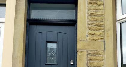 Free Parking/WIFI 3 bed house, Sleep 6 with 2showers, near Uni and Town centre!