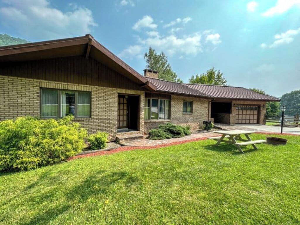Bear Paw Cottage- North Fork River Front with a 12 minute drive to Seneca Rocks 