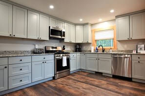 Fridge, microwave, oven, stovetop - Lazy Bear (Pittsburg)