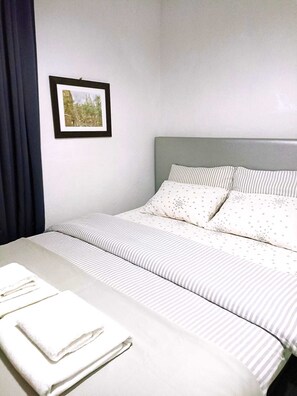 2 makuuhuonetta, tallelokero huoneessa, työpöytä, silitysrauta/-lauta