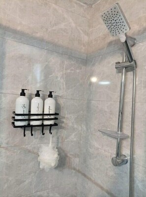 Dusche, Haartrockner, Handtücher, Seife