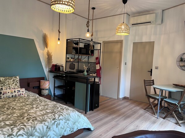 1 bedroom, iron/ironing board, WiFi, bed sheets - Charmant Studio en rez de Jardin Chaville (Chaville)
