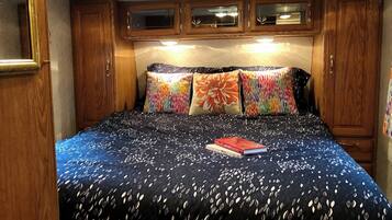 1 bedroom, bed sheets