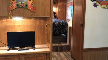 1 bedroom, bed sheets