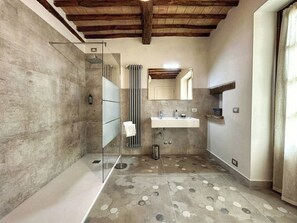 Shower, eco-friendly toiletries, hair dryer, bidet - Living according to Nature, with comforts, 2 steps from the center & the highway (Umbria)