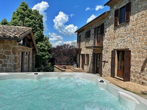 Outdoor spa tub - Living according to Nature, with comforts, 2 steps from the center & the highway (Umbria)