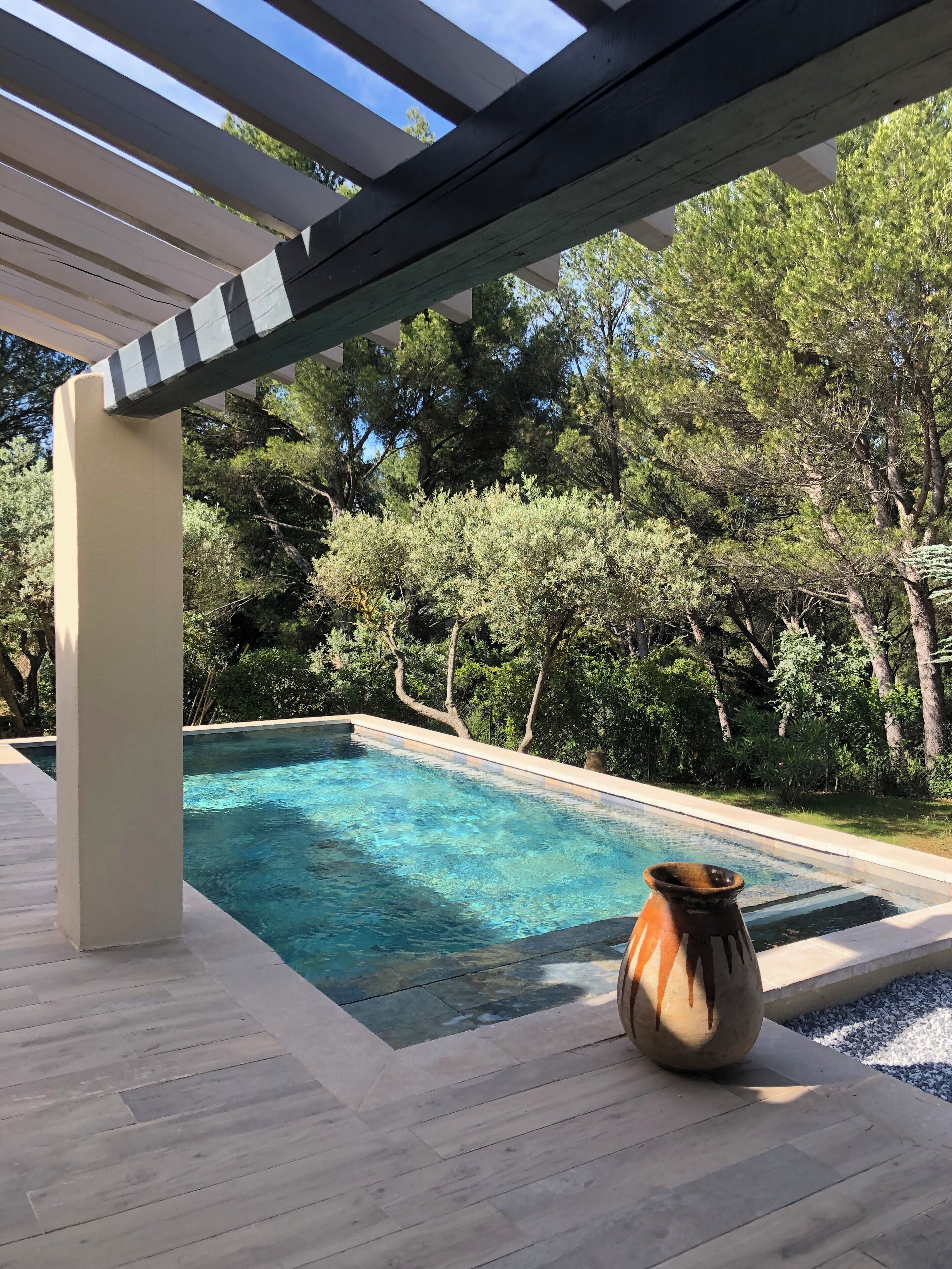 Een buitenzwembad en een verwarmd zwembad