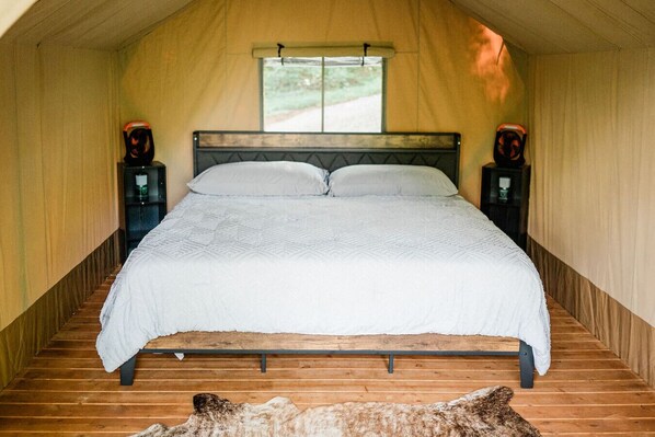 1 bedroom, bed sheets