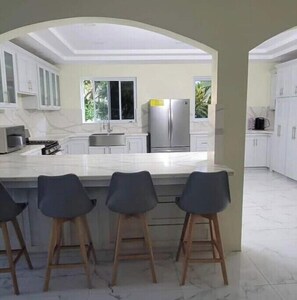 Geladeira, micro-ondas, fogão, cooktop