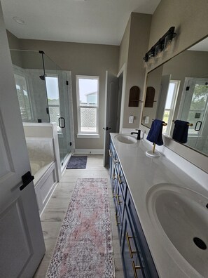 Jetted bath, towels, soap, toilet paper - New High End Build! Max 12 guests of any age - Gated Community includes pool (Dauphin Island)