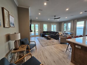 Smart-TV, peis og bøker