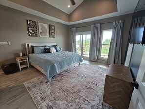 6 bedrooms, iron/ironing board, WiFi, bed sheets