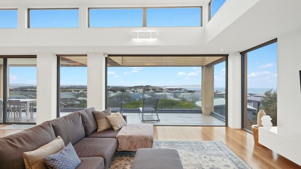 Fernseher, Tischtennisplatte